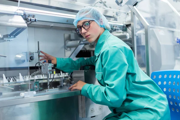 Επιστήμονας στέκεται κοντά στο μηχάνημα στο εργοστάσιο — Φωτογραφία Αρχείου
