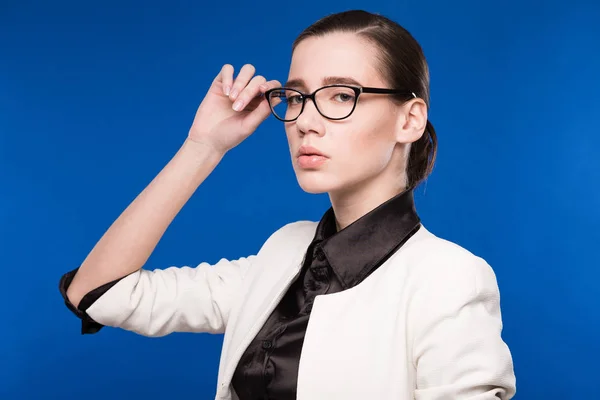 Chica en chaqueta blanca y gafas — Foto de Stock