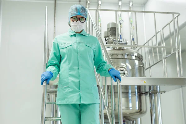 Científico que trabaja en laboratorio de planta — Foto de Stock