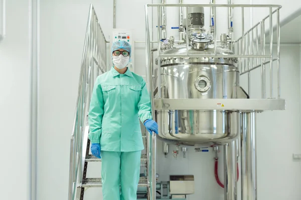 Scientist working in plant laboratory — Stock Photo, Image