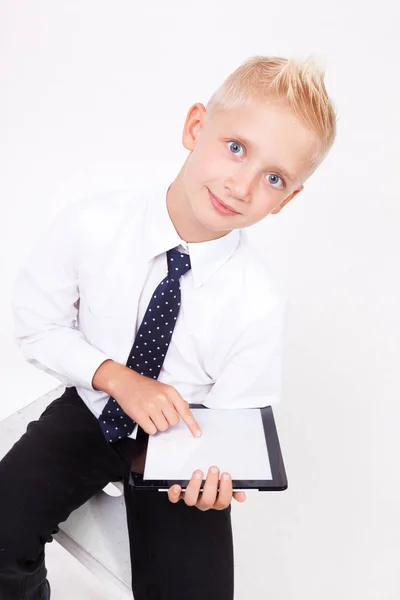 Niño de escuela en traje con tableta —  Fotos de Stock