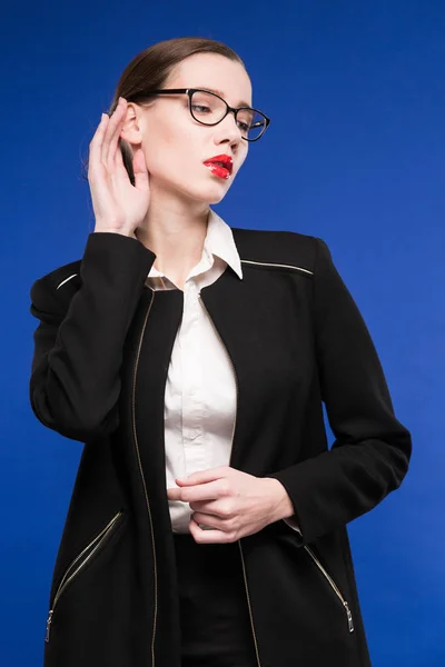 Chica en chaqueta negra y gafas — Foto de Stock