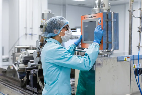 Scienziato in piedi vicino al pannello di controllo — Foto Stock