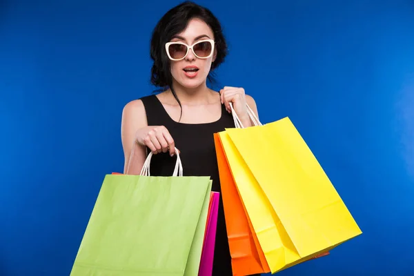 Brunette fille avec des sacs à provisions — Photo