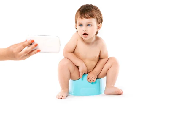 携帯電話を見て鍋に男の子の赤ちゃん — ストック写真