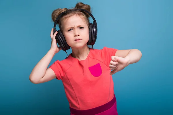 Linda niña en auriculares — Foto de Stock