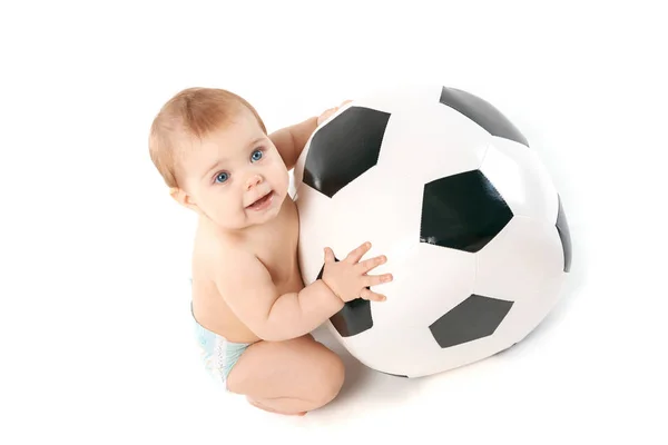 大きなサッカー ボールと赤ちゃん — ストック写真