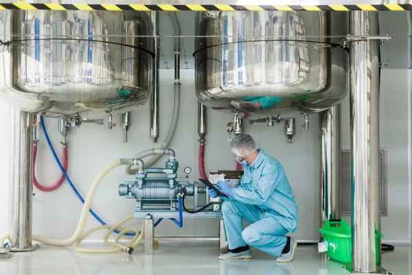 Scienziato che lavora nel laboratorio dell'impianto — Foto Stock