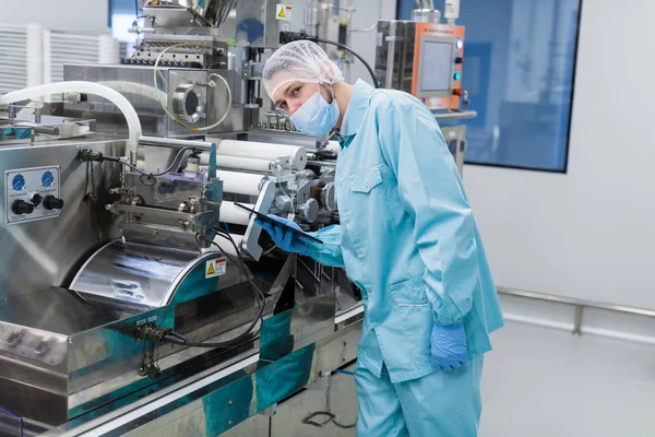 Cientista com tablet por tanque de metal — Fotografia de Stock