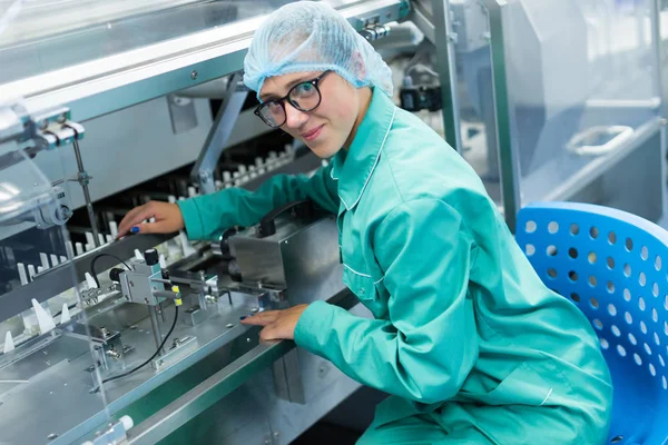 Scienziato è in piedi vicino alla macchina in fabbrica — Foto Stock