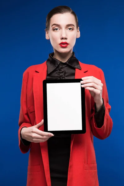 Chica con la tableta en las manos — Foto de Stock