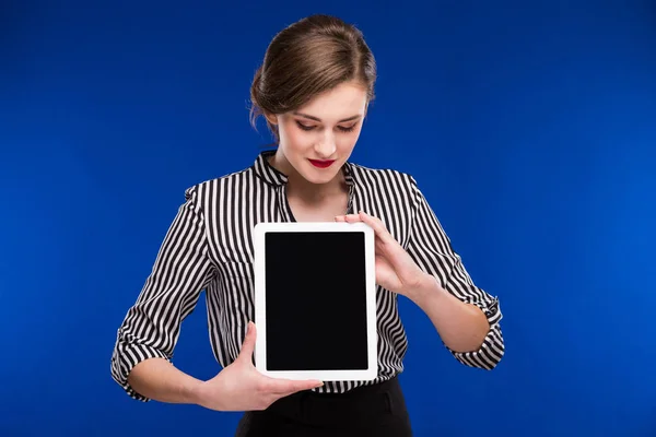 Chica sonriente con una tableta en las manos — Foto de Stock