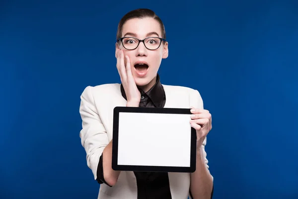 Menina com tablet nas mãos — Fotografia de Stock