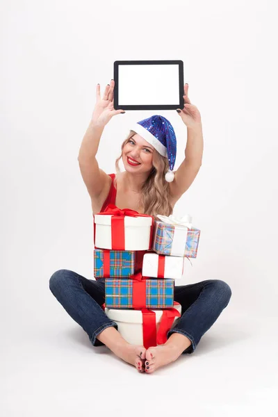 Femme en chapeau de Noël avec tablette dans les mains — Photo