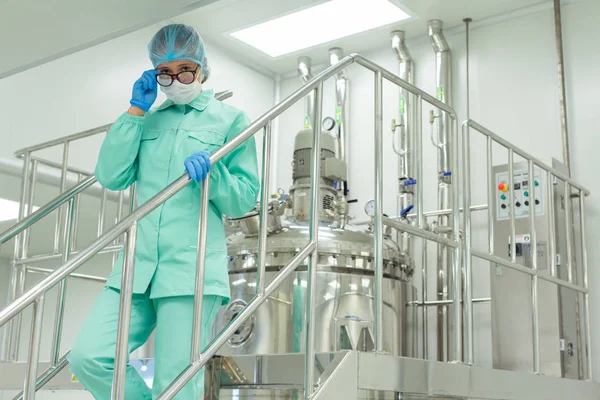 Científico que trabaja en laboratorio de planta — Foto de Stock