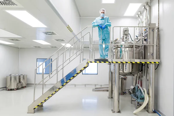 Cientista que trabalha com tanque em planta — Fotografia de Stock