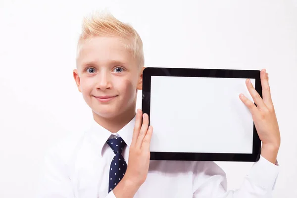 Szkoła chłopak w garniturze z tabletem — Zdjęcie stockowe