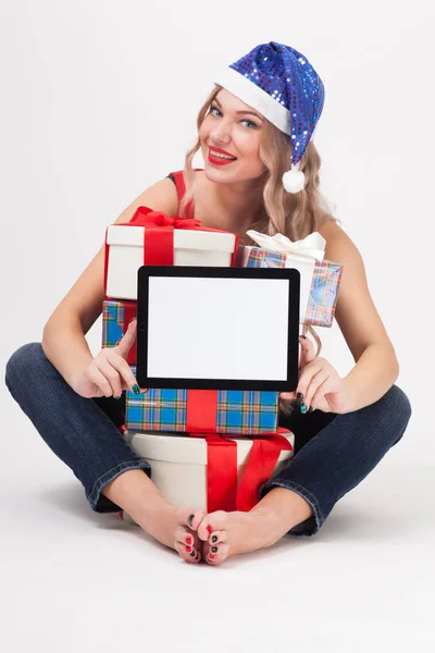 手のタブレットでクリスマスの帽子の女性 — ストック写真