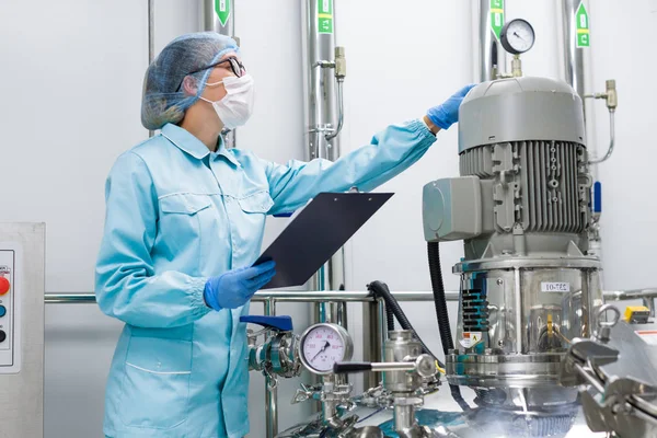 Cientista com tablet por máquina na fábrica — Fotografia de Stock