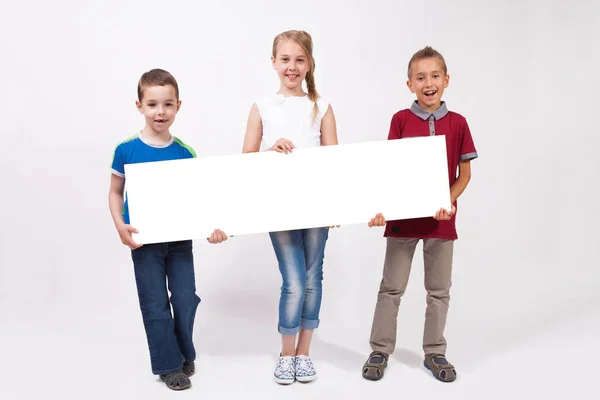 Escuela de niños y niñas con cartel blanco — Foto de Stock