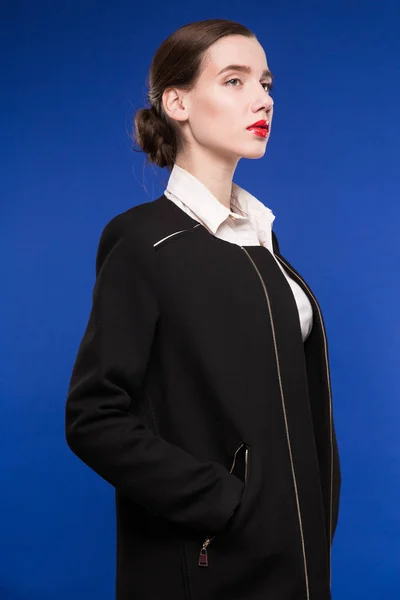 Chica en chaqueta negra — Foto de Stock