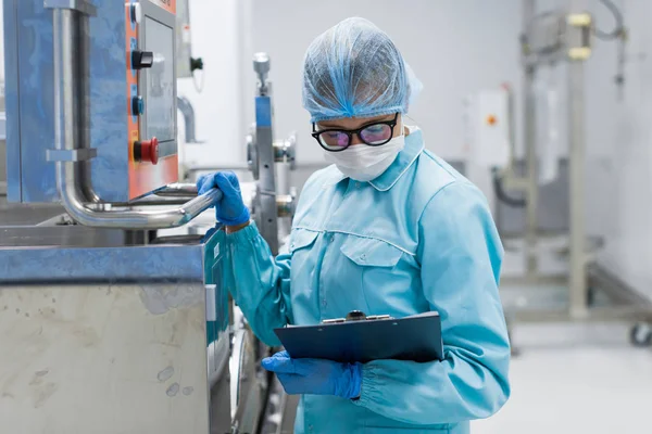 Scienziato in piedi vicino al serbatoio in fabbrica — Foto Stock