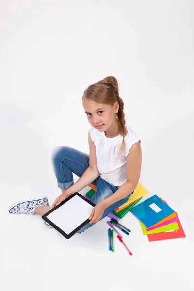 Lány-könyv és tabletta — Stock Fotó