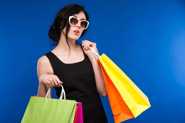 Brunette fille avec des sacs à provisions — Photo