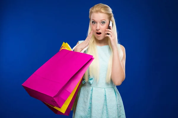 Chica con bolsas de papel y teléfono —  Fotos de Stock