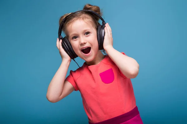 Nettes kleines Mädchen mit Kopfhörern — Stockfoto