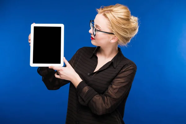 Chica con la tableta en las manos — Foto de Stock