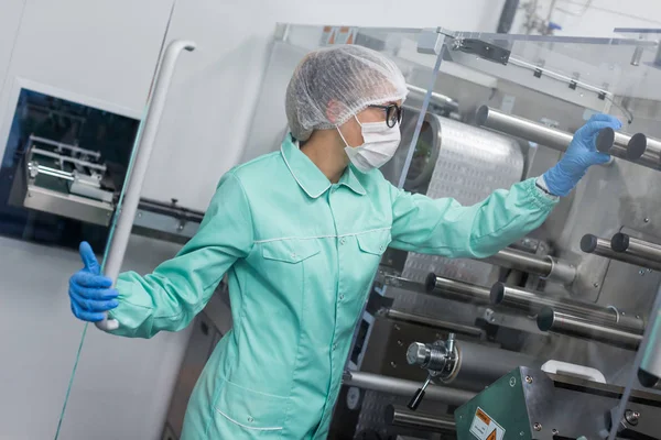 Scienziato in piedi vicino al serbatoio in fabbrica — Foto Stock