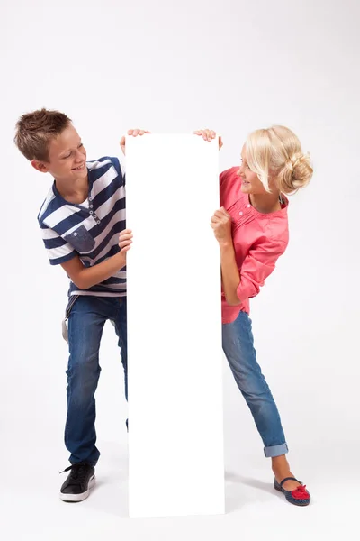 Gelukkig schoolkinderen met witte poster — Stockfoto