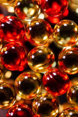 Sarı ve kırmızı tıbbi kapsül