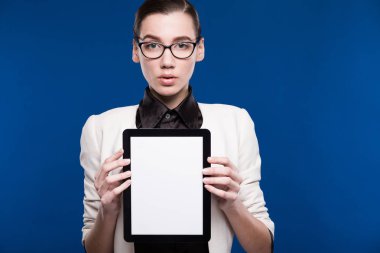 Tablet ellerde ile kız