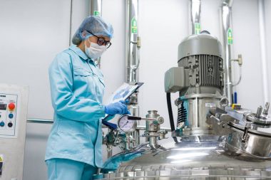 bilim adamı tarafından makine Fabrikası'nda tablet ile