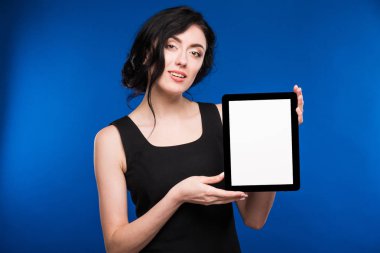 bir tablet ellerde ile gülümseyen kız