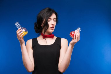 test tüpleri ve hapları ile kız