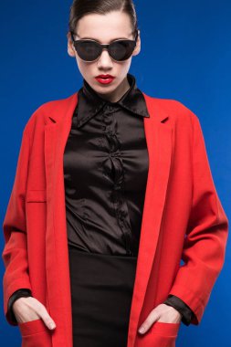 Kız kırmızı ceket ve güneş gözlüğü