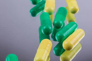 Yeşil ve sarı kapsül