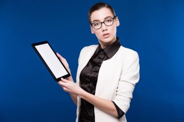 Tablet ellerde ile kız