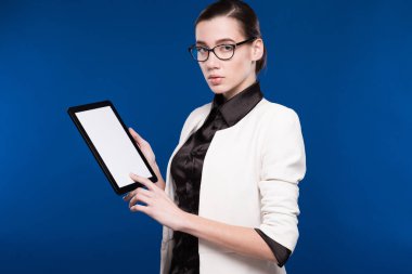 Tablet ellerde ile kız