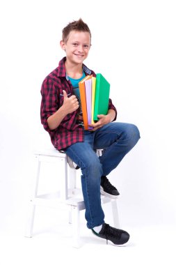 Kitapları olan mutlu okul çocuğu.