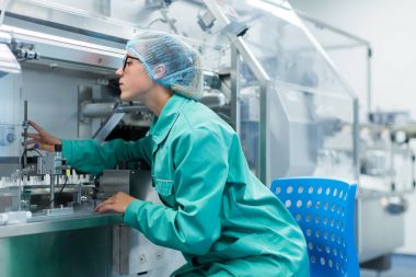 bilim adamı Makine Fabrikası'nda yakın duruyor