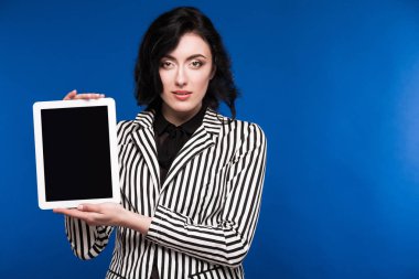 Tablet ellerde ile kız