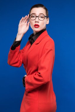 Kız kırmızı ceket ve gözlük