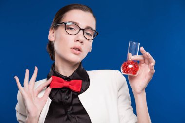 test tüpü içinde el ile kız