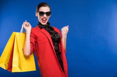 kağıt torba ile kırmızı ceketli kız