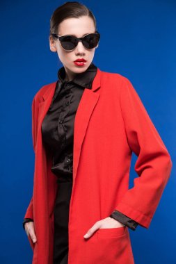 Kız kırmızı ceket ve güneş gözlüğü