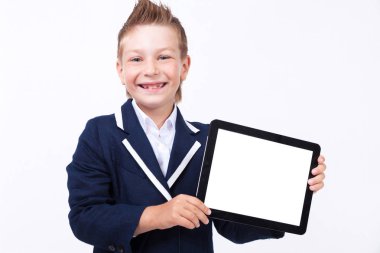 Okullu çocuk tablet ile takım elbiseli